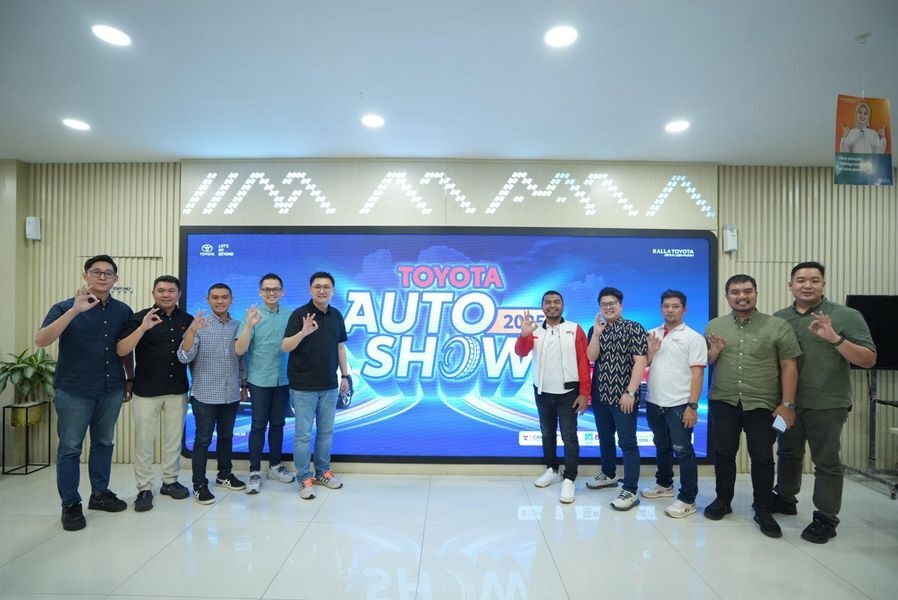 TOYOTA AUTO SHOW -- West Region General Manager (lima dari kiri), Andika Susanto, General Manager Marketing Kalla Toyota, Suliadin (lima dari kanan) bersama sejumlah tim Kalla Toyota, mitra leasing dan mitra asuransi saat melakukan foto bersama.
