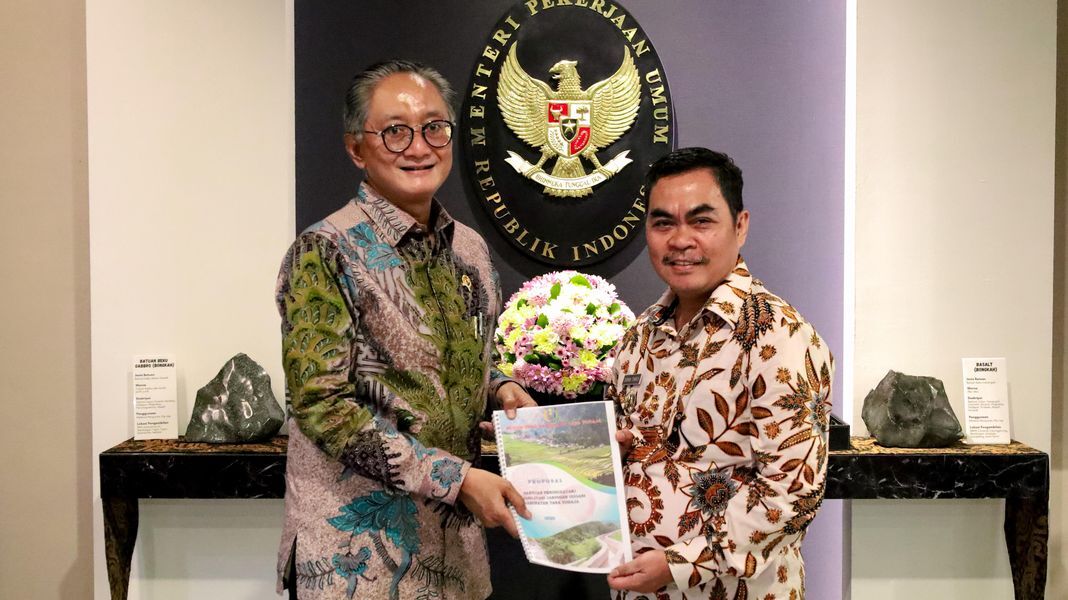 BERTEMU MENTERI -- Bupati Tana Toraja,  Zadrak Tombeg meneemui Menteri PUPR, Dody Hanggodo dan mengusulkan sejumlah program prioritas di Tana Toraja, Kamis (17/7). 
