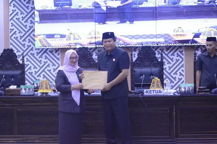 SEPAKAT -- Wakil Bupati, Hj. Puspawati Husler dan Ketua DPRD, Ober Datte foto bersama usai menyepakati perubahan KUA-PPAS Tahun Anggaran 2025 melalui rapat paripurna di Ruang Sidang DPRD, Jumat (11/7).