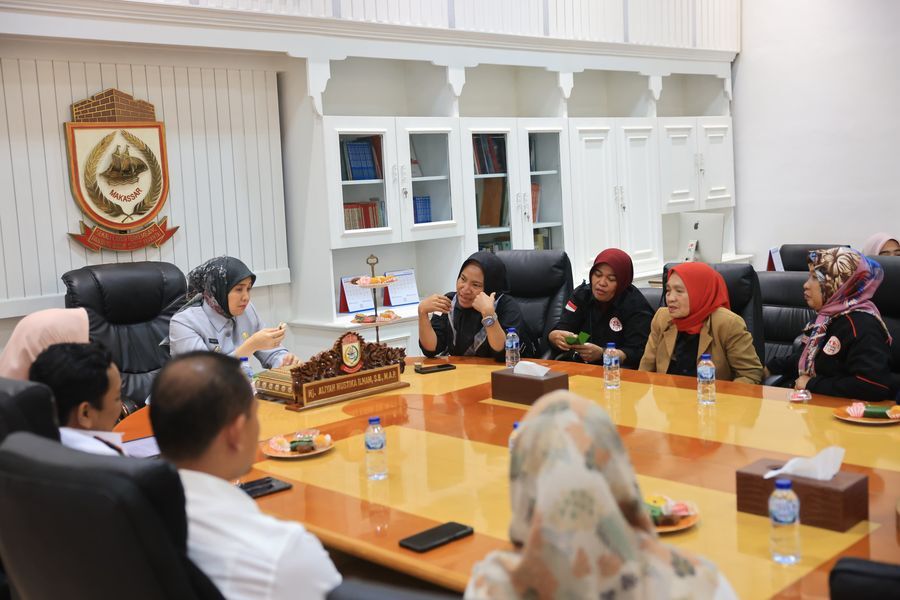 ist
MENEMUI--Aktivis Perempuan dari Komite Perjuangan Rakyat Miskin (KPRM) menemui Wakil Wali Kota Makassar, Aliyah Mustika Ilham di Kantor Wali Kota, Rabu (2/7). Mereka mengadu terkait sulitnya warga miskin mengakses pendaftaran SPMB lewat online.
