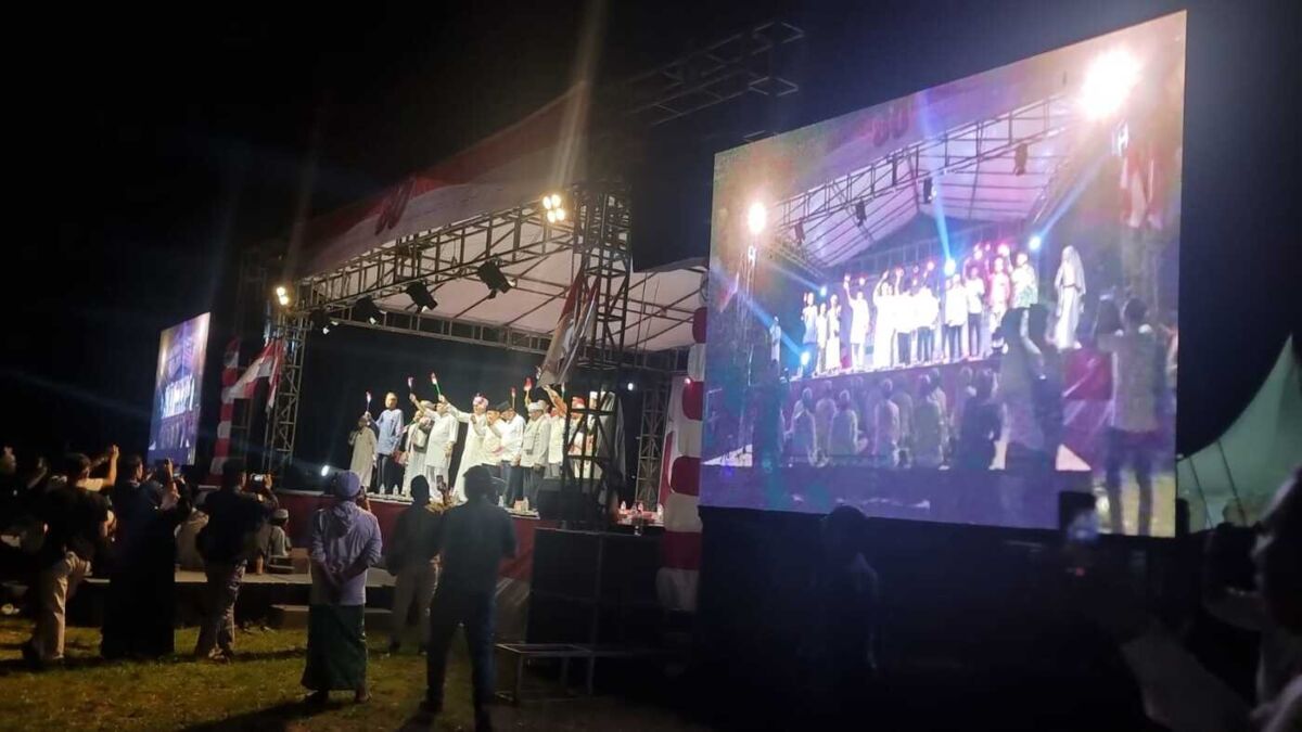 IST
ORASI--Ketua umum DPP Partai Gelora selaku Wakil Menteri Luar Negeri Anis Matta tampil berorasi pada kegiatan zikir dan berdoa bersama masyarakat Manado Sulawesi Utara, Sabtu (30/8). 