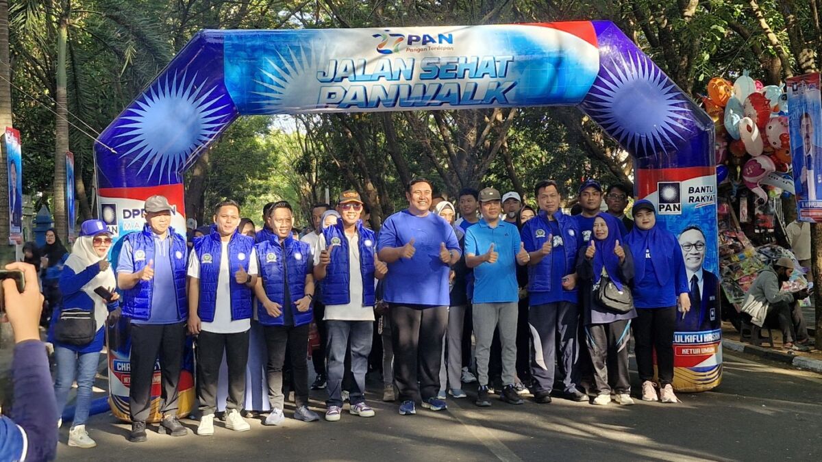 IST
MELEPAS--Ketua DPD PAN Kabupaten Maros, Chaidir Syam, melepas langsung peserta jalan sehat tersebut. Ia mengatakan, kegiatan ini menjadi puncak rangkaian HUT PAN ke-27 di Maros, Minggu (31/8).