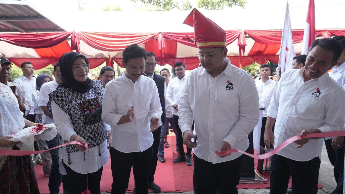 IST
RESMIKAN--Ketua DPW PSI Sulsel Muammar Ferirae Gandi Rusdi meresmikan kantor DPD PSI Kabupaten Gowa Jumat (29/8).
