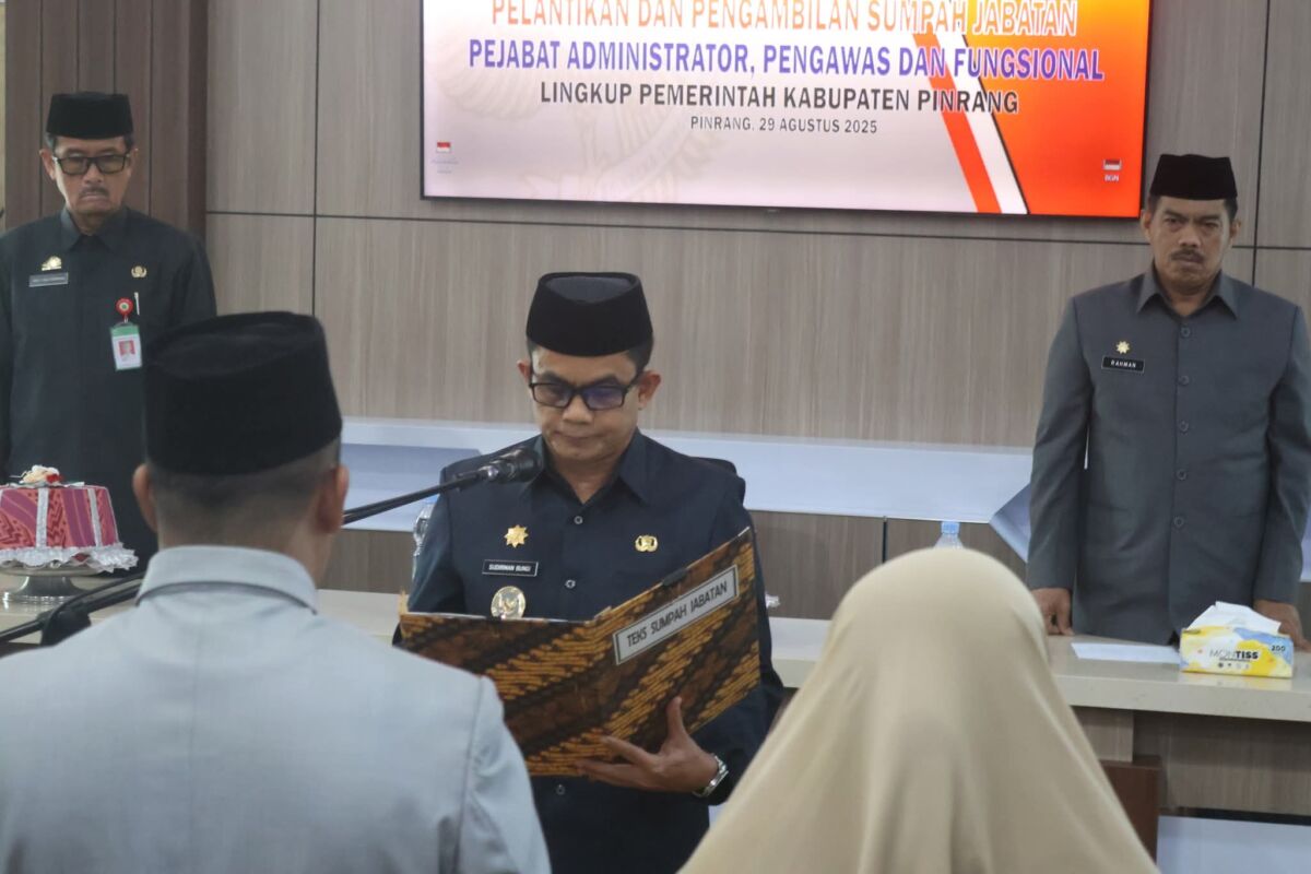 LANTIK -- Wakil Bupati Pinrang, Sudirman Bungi melantik dan mengambil sumpah lima pejabat lingkup Pemkab Pinrang di ruang rapat Bupati Pinrang, Jumat (29/9). 
