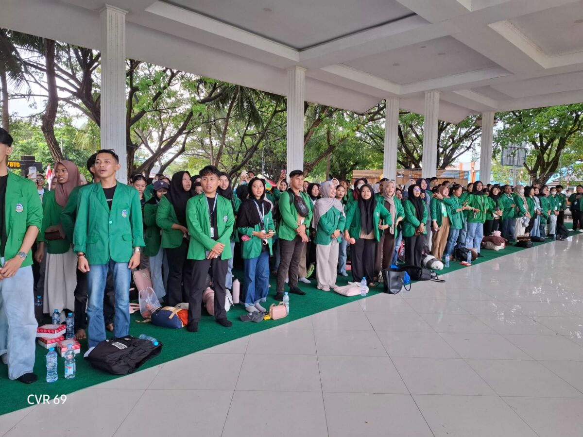 Bupati Bantaeng, M. Fathul Fauzy Nurdin menerima sebanyak 802 mahasiswa Kuliah Kerja Nyata (KKN) Tematik Angkatan 18, Universitas Megarezky Makassar, di Tribun Seruni, Bantaeng, Jumat (1/7/2025).
