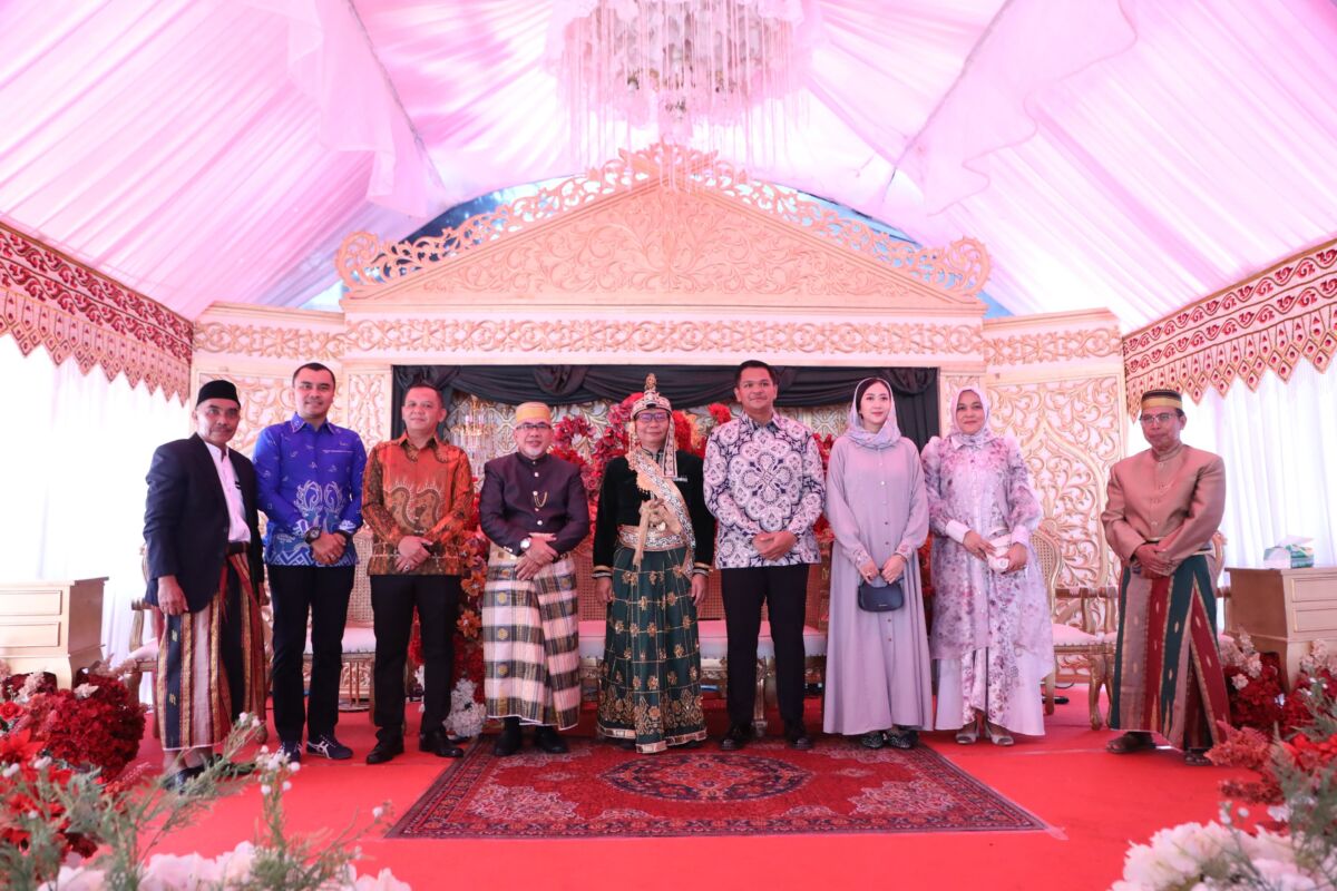 Bupati Bantaeng, M. Fathul Fauzy Nurdin bersama Forkopimda menghadiri pernikahan putri Wakil Bupati Banteng di Rujab Wakil Bupati Bantaeng.