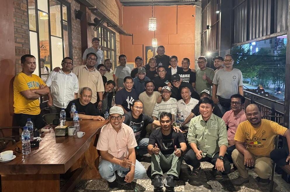 Rekan sejawat Prof. Tasrifin yang tergabung dalam Komunitas Obrolan Baruga FISIP Unhas mengadakan silaturahmi dan ramah tamah di Rumah Kopi Masagena, Jalan Pengayoman, Makassar, Senin (4/8/2025) malam.
