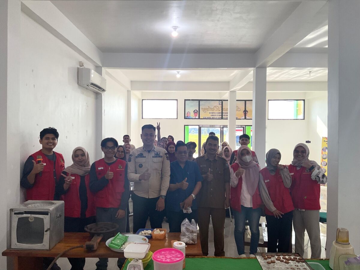 Mahasiswa KKN Universitas Hasanuddin (Unhas) Gelombang 114 Desa Belo, Kecamatan Ganra, Kabupaten Soppeng melaksanakan sosialisasi dan pelatihan pengolahan tepung mocaf di Balai Kemasyarakatan Desa Belo, Selasa (5/8/2025). 