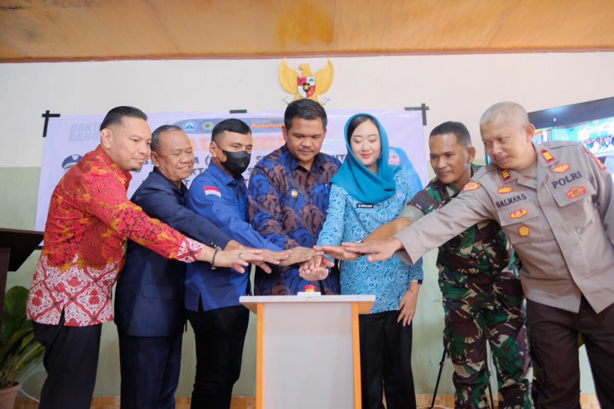 Bupati Bantaeng, M. Fathul Fauzy Nurdin bersama Ketua Tim Penggerak PKK, Gunya Paramasukhaputri dan Forkopimda meluncurkan program inovasi bersama Pesta Pora.