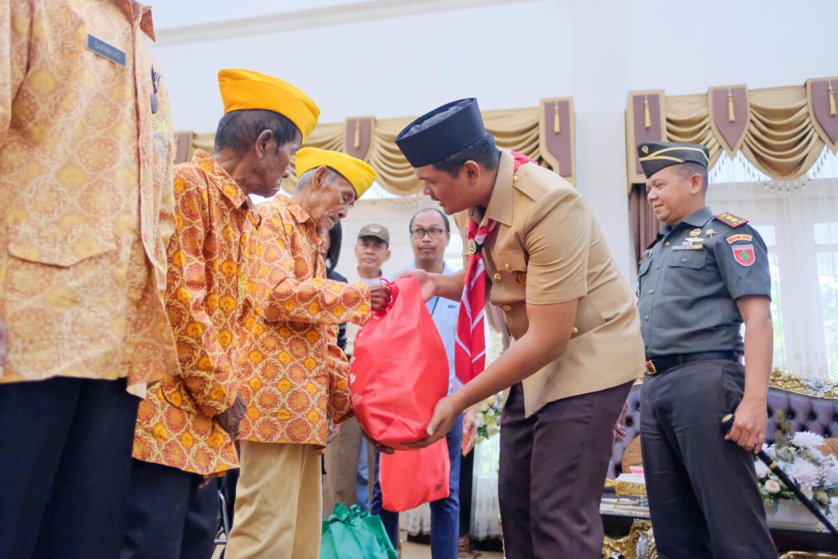 Bupati Bantaeng, M.Fathul Fauzy Nurdin, menghadiri peringatan Hari Ulang Tahun Veteran yang ke-80 Republik Indonesia 2025 dirangkaikan dengan ramah tamah dan pemberian bantuan kepada para veteran dan janda veteran yang dilaksanakan di Rumah Jabatan Bupati Bantaeng, Minggu (10/8/2025).