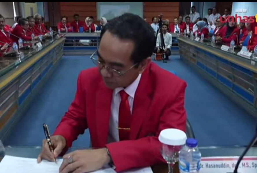 Bakal calon Rektor Unhas, Prof Jamaluddin Jompa saat mendaftar di panitia Pilrek Unhas, Senin (11/8/2025).