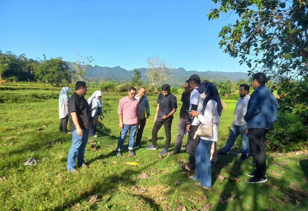 Tim Kemendikdasmen meninjau lokasi pembangunan Sekolah Unggulan Kerukunan Keluarga Sulawesi Selatan (KKSS) di Desa Mappesangka, Kecamatan Ponre, Kabupaten Bone, Senin (11/8/2025).