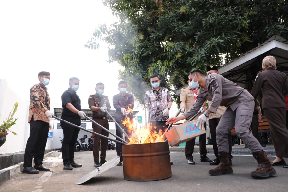 Kejaksaan Negeri Bantaeng kembali memusnahkan barang bukti tindak pidana yang telah memiliki kekuatan hukum tetap. Kegiatan tersebut berlangsung di halaman kantor Kejaksaan Negeri Bantaeng, Kamis (14/8/2025).