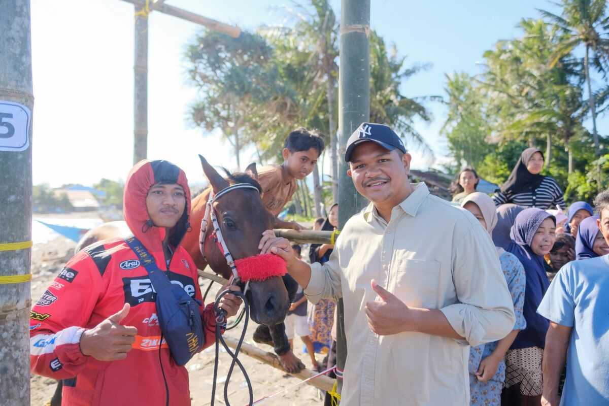 Bupati Bantaeng, M. Fathul Fauzy Nurdin membuka Lomba Pacuan Kuda dalam rangka semarak HUT ke-80 Republik Indonesia, di Desa Biangkeke, Kecamatan Pa’jukukang, Kamis (14/8/2025).