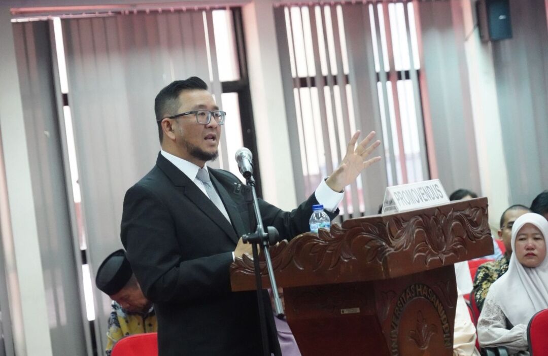 Irwan Ade Saputra memaparkan disertasinya pada promosi doktor di gedung LPPM Unhas, Kamis (21/8/2025).