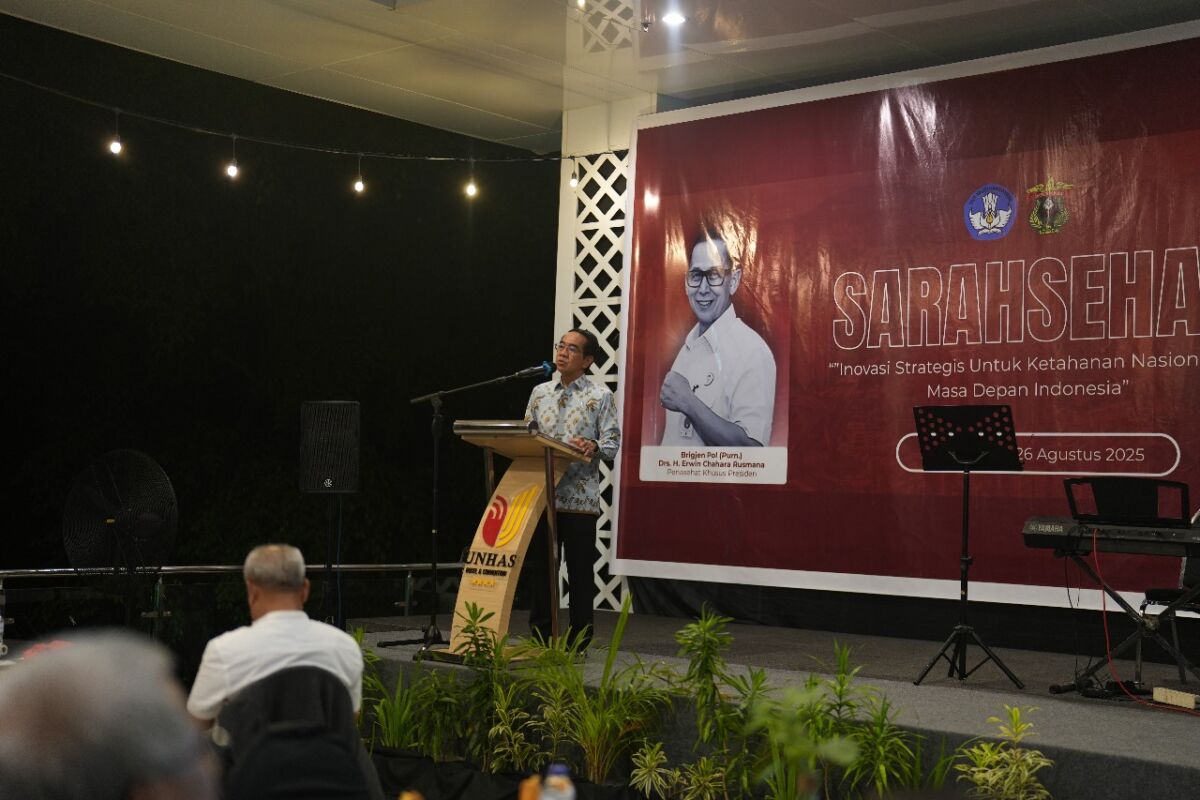 Rektor Unhas Prof Jamaluddin Jompa memaparkan inovasi yang dilakukan Unhas untuk kebutuhan industri di depan Brigjen Pol (Purn) Drs. H. Erwin Chahara Rusmana selaku Penasihat Khusus Presiden Bidang Politik dan Keamanan.