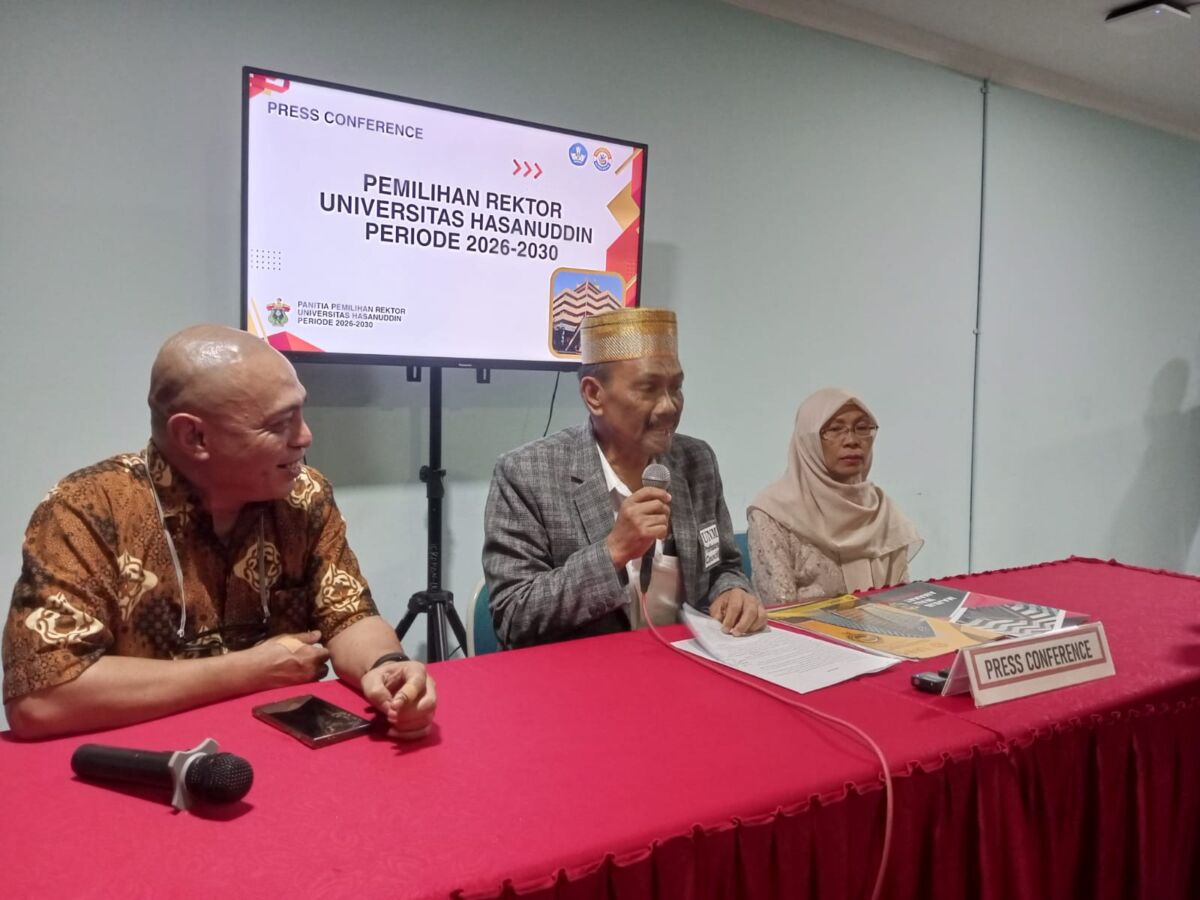 Prof Sukrdi Weda memberikan keterangan kepada media usai mendaftar sebagai calon Rektor Unhas periode 2026-2030, Jumat (29/8/2025).
