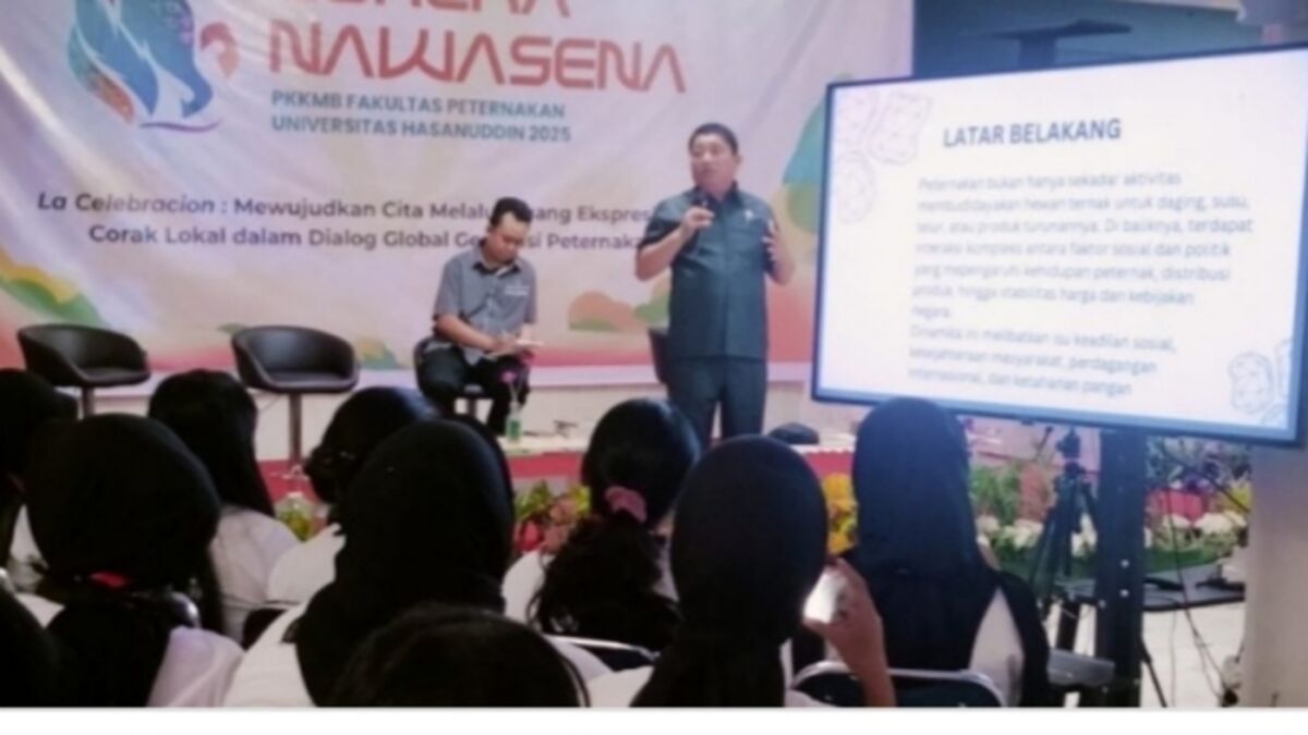 IST
BAWA MATERI--Ketua DPRD kota Parepare Kaharuddin Kadir berdiri sedang membawakan materi di Kampus Unhas, Selasa (12/8)
