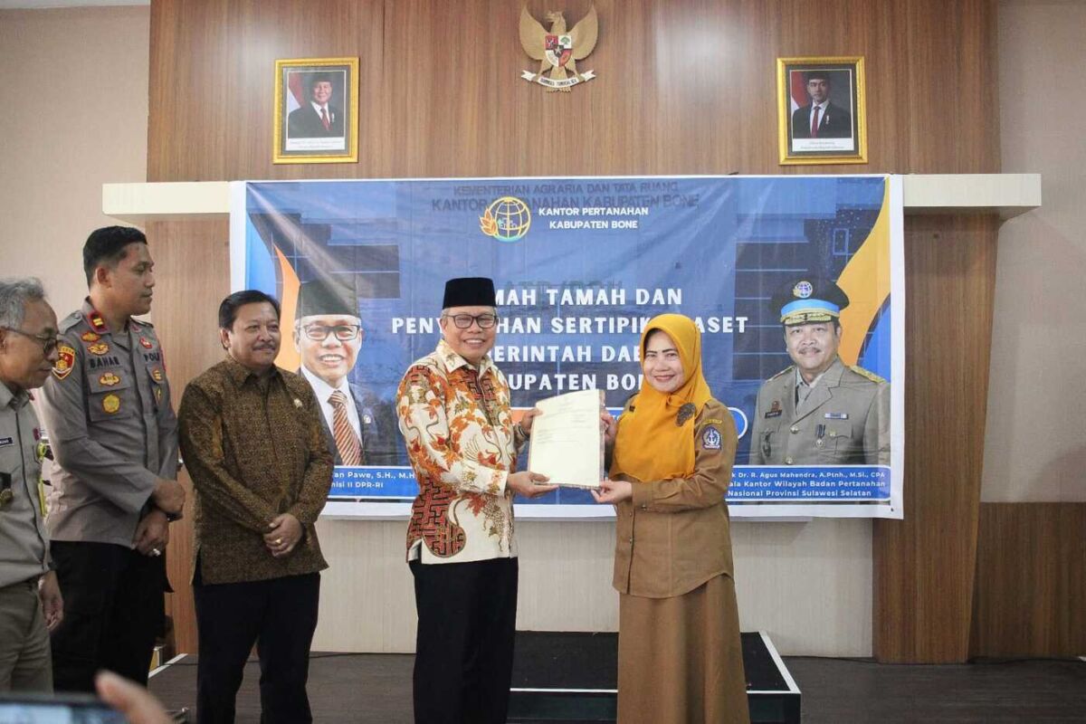 IST
SILATURAHMI--Anggota Komisi II DPR RI, Dr H Taufan Pawe menghadiri silaturahmi yang digelar di Kantor Pertanahan Kabupaten Bone, Selasa (12/8).

