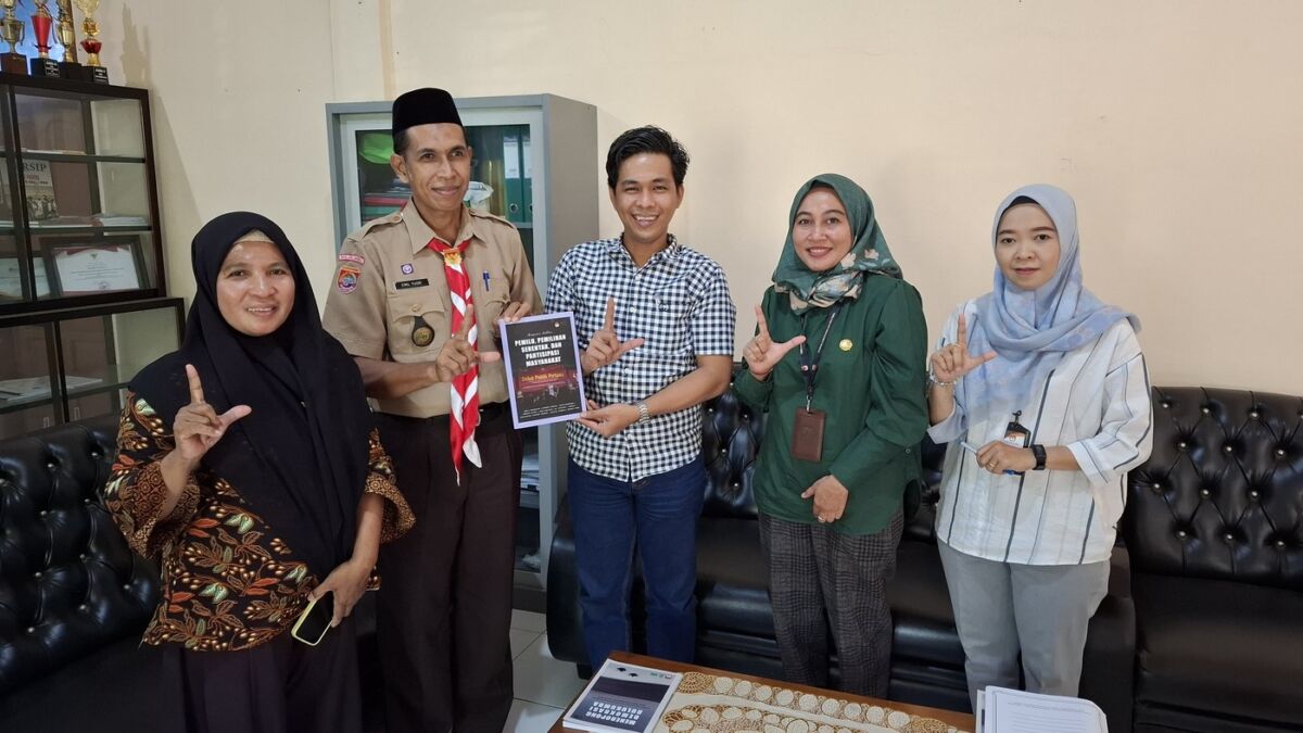 IST
SERAHKAN--Anggota KPU Kabupaten Bulukumba, Wamil Nur menyerahkan dua buku kepada Kepala Dinas Kearsipan dan Perpustakaan Daerah Kabupaten Bulukumba, Emil Yusri, Kamis (14/8). 