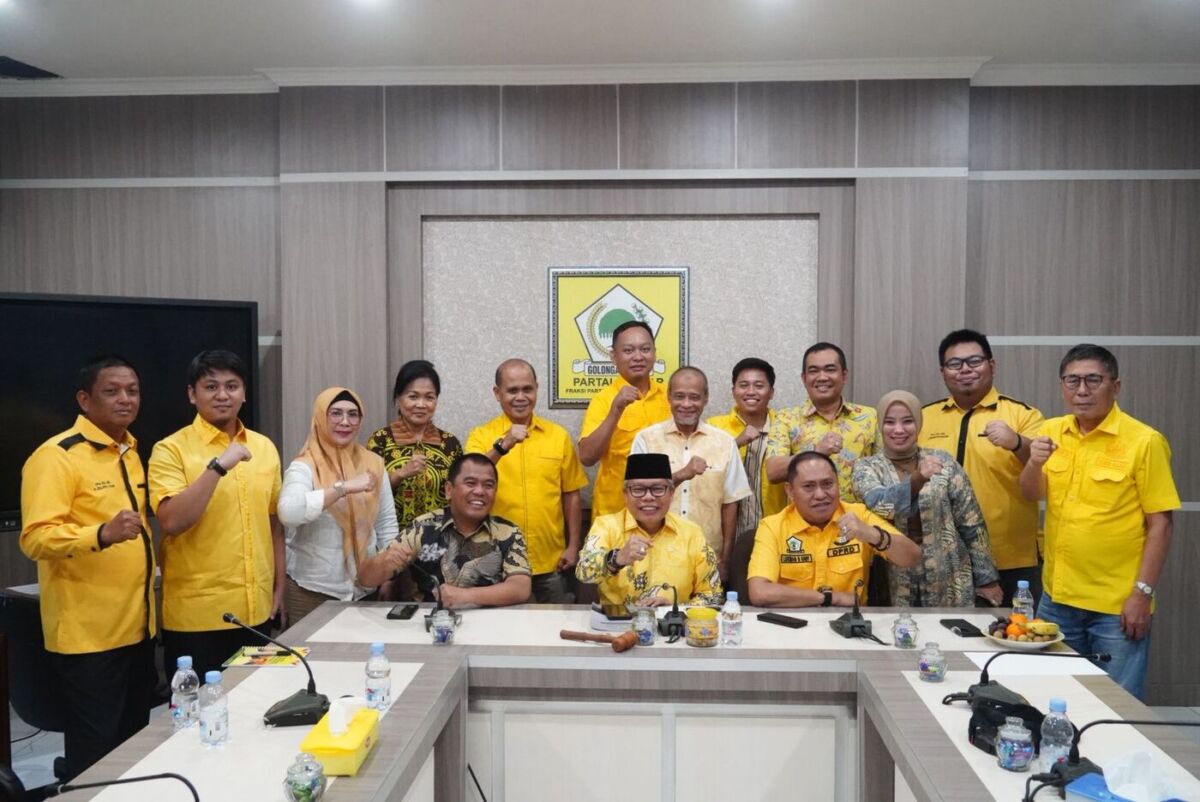 IST
RAPAT--Ketua Golkar Sulsel Taufan Pawe menggelar rapat tertutup bersama anggota fraksi di ruang Fraksi Golkar DPRD Sulsel, Kamis (14/8)
