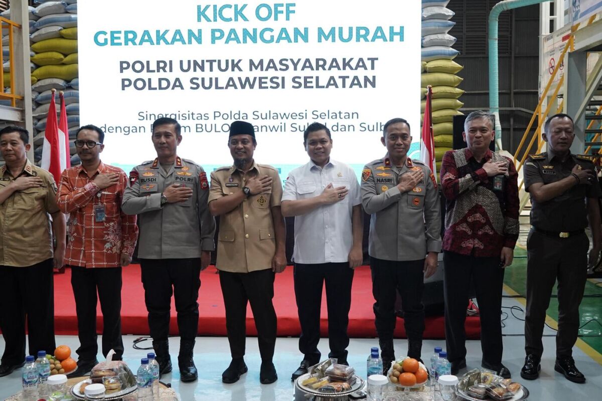 IST
MENGHADIRI--Wakil Ketua DPRD Provinsi Sulawesi Selatan, Yasir Machmud bersama Gubernur Andi Sudirman Sulaiman menghadiri kegiatan Kick Off Gerakan Pangan Murah (GPM) Polri yang digelar di Gudang Bulog, Panaikang, Makassar, Kamis (14/8).
