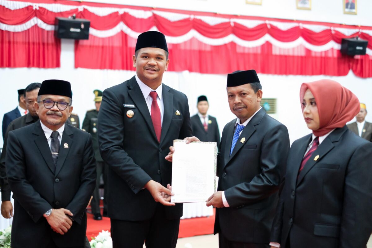 IST
LANTIK-Bupati Bantaeng M Fathul Fauzy Nurdin dan Wabup H Sahabuddin bersama dua anggota DPRD yang baru dilantik, masing-masing Subhan dan Dwi Indriyani.
