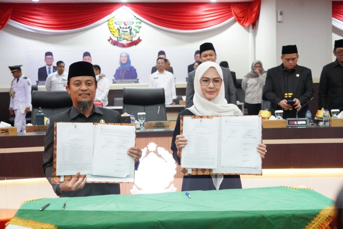 IST
PENGESAHAN--Gubernur Sulsel Andi Sudurman Sulaiman bersama Ketua DPRD Andi Rachmatika Dewi mendandatangani pengesahan KUA-PPAS Perubahan APBD Sulsel tahun 2025 pada rapat paripurna DPRD Sulsel, Jumat (16/8).