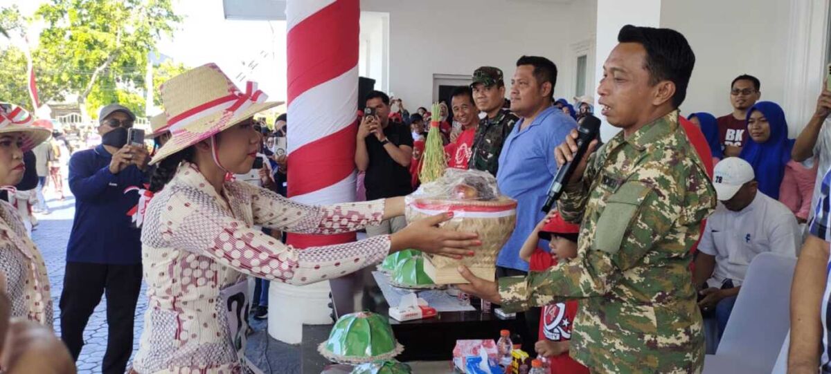 IST
PENGHORMATAN--Bupati Sidrap H Syaharuddin Alrif menerima penghormatan peserta gerak jalan yang melintas dihalaman rumah jabatab bupati, Jumat (15/8) 
