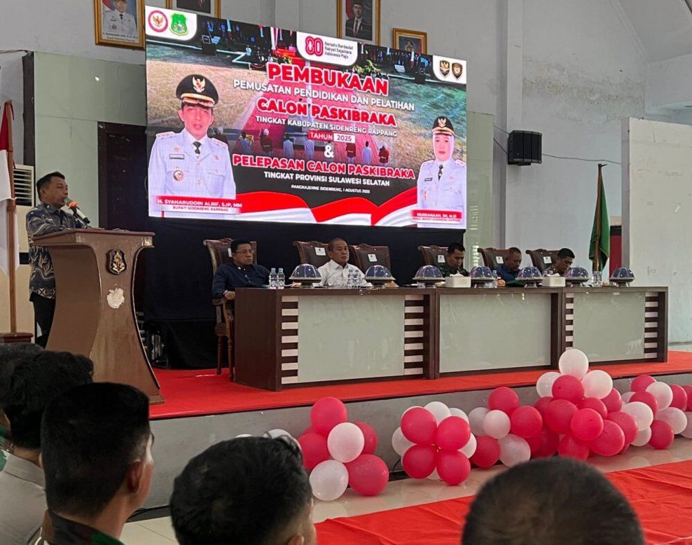 IST
MEMBUKA--Bupati Sidrap H Syaharuddin Alrif membuka kegiatan Pemusatan dan Pelatihan Calon Paskibraka Kabupaten Sidenreng Rappang Tahun 2025 sekaligus pelepasan dua orang siswa-siswi terbaik yang akan mewakili Kabupaten Sidrap sebagai calon Paskibraka Provinsi Sulawesi Selatan, Jumat(1/8)

