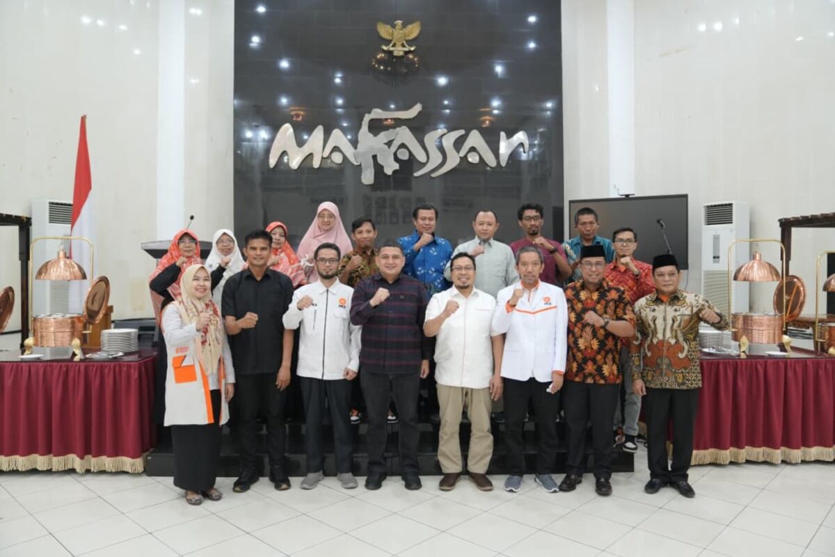 
IST
SILATURAHMI--Pengurus Baru DPW PKS Sulsel dan DPD PKS Makassar bersilaturahmi di Rumah jabatan Wali Kota Makassar Appi, Senin (18/8)
