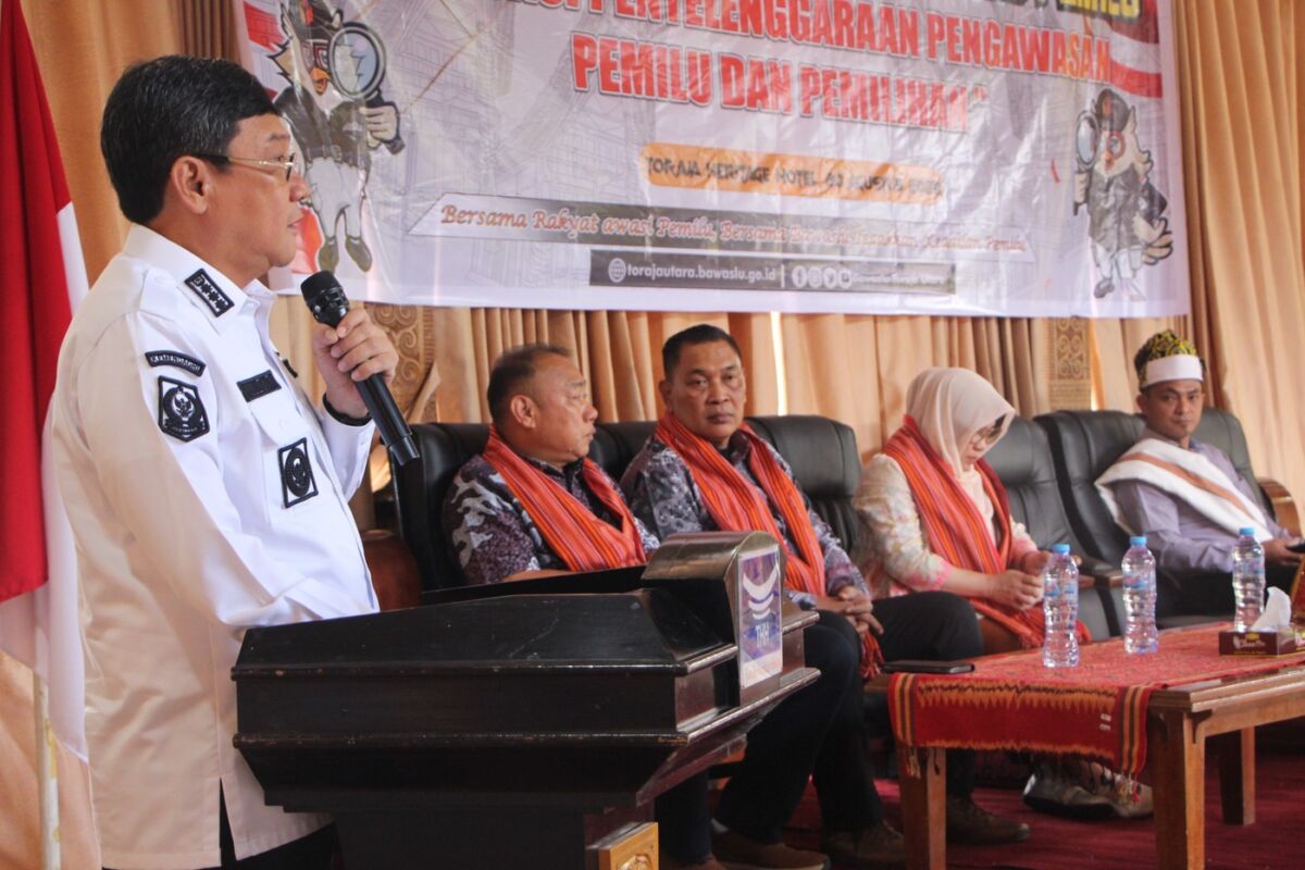 IST
APRESIASI--Bupati Toraja Utara Frederik Victor Palimbong menyampaikan apresiasinya terhadap peran Bawaslu yang konsisten menjaga keadilan demokrasi.
