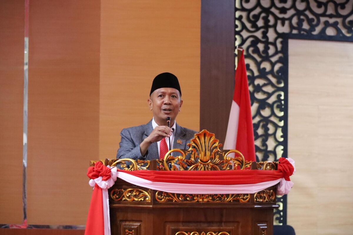 IST
PANDANGAN UMUM--Wakil Bupati bersama pimpinan dewan pada rapat paripurna DPRD Bulukumba, Selasa (19/8) sore. Syahruni Haris membacakan pandangan umum Fraksi Gerindra (insert).