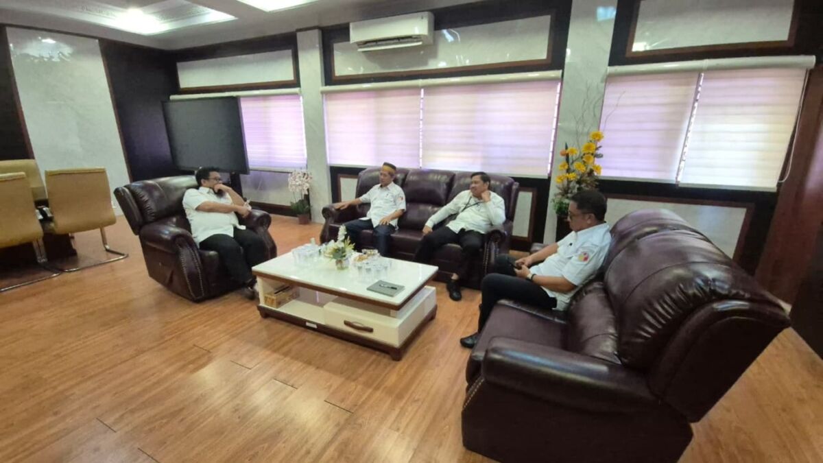 IST
MEMBAHAS--Komisioner Bawaslu Sulsel Saiful Jihad membahas pemilihan OSIS serentak dengan e-voting bersama Dinas Pendidikan di ruang kerja Kepala Disdik, Rabu (20/8)
