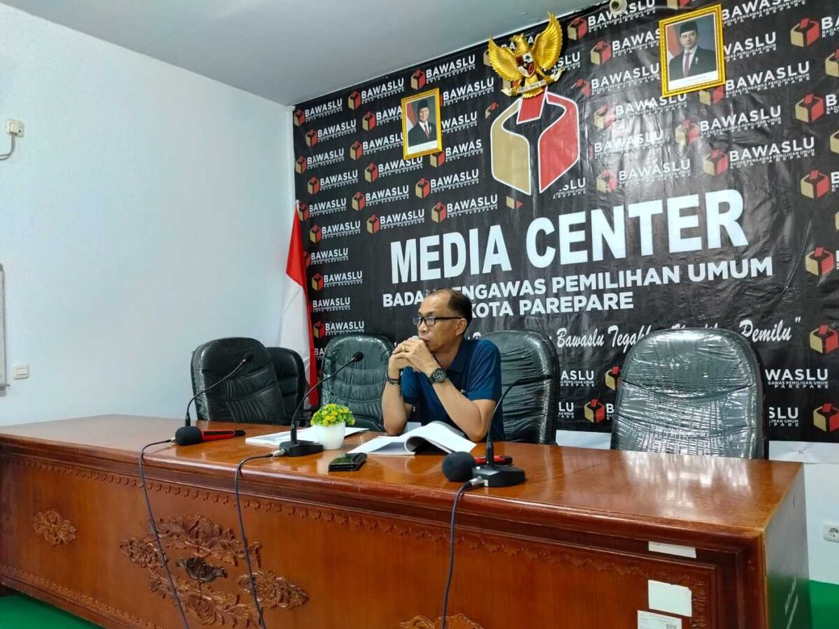 IST
PIMPIN RAPAT--Ketua Bawaslu Kota Parepare Muh Zainal Asnun memimpin rapat penyusunan DIM terkait Peraturan Bawaslu Nomor 3 Tahun 2022 tentang Tata Kerja dan Pola Hubungan Pengawas Pemilu.
