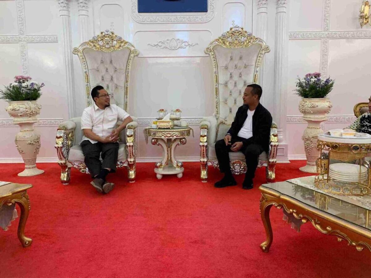 IST
SILATURAHMI--Dewan Pengurus Wilayah (DPW) Partai Keadilan Sejahtera (PKS) Sulawesi Selatan bersama panitia Muswil bersilaturahmi dengan Gubernur Sulsel, Andi Sudirman Sulaiman, di Rumah Jabatan Gubernur Sulsel, Jumat (22/8).