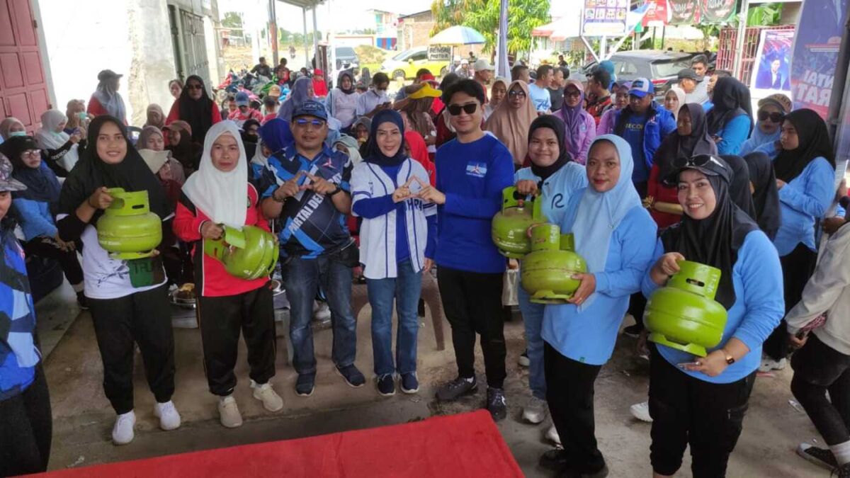 BKM/SAR
BERSAMA--Ketua DPC Partai Demokrat Gowa Risma KN dan Sekretaris DPC Ardiansyah Sabir bersama para ibu rumah tangga yang mendapatkan doorpriz jalan santai berupa tabung gas isi 3 Kg. 