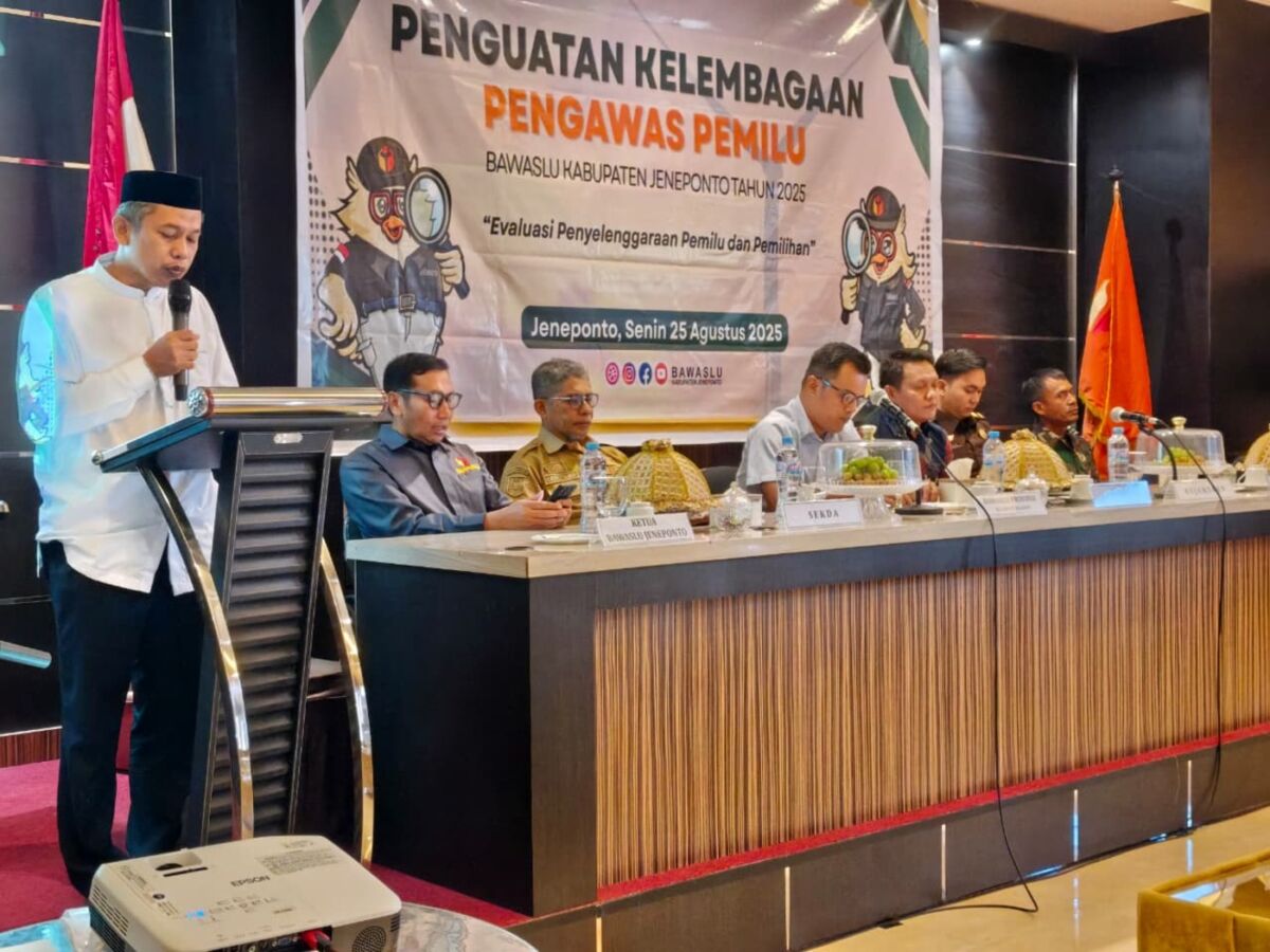 IST
PENGUATAN--Bawaslu Provinsi Sulawesi Selatan dan Bawaslu Kabupaten Jeneponto bekerjasama dengan Komisi II DPR RI menggelar kegiatan Penguatan Kelembagaan Pengawas Pemilu di Valentine’s Hotel Jeneponto, Senin (25/8)
