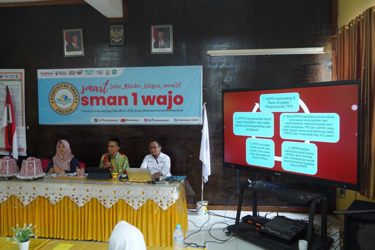 IST
SOSIALISASI--Komisioner KPU Wajo Muh Erwin Arifin pada kegiatan sosialisasi pendidikan pemilih di SMAN 1 Wajo, Selasa (26/8)
