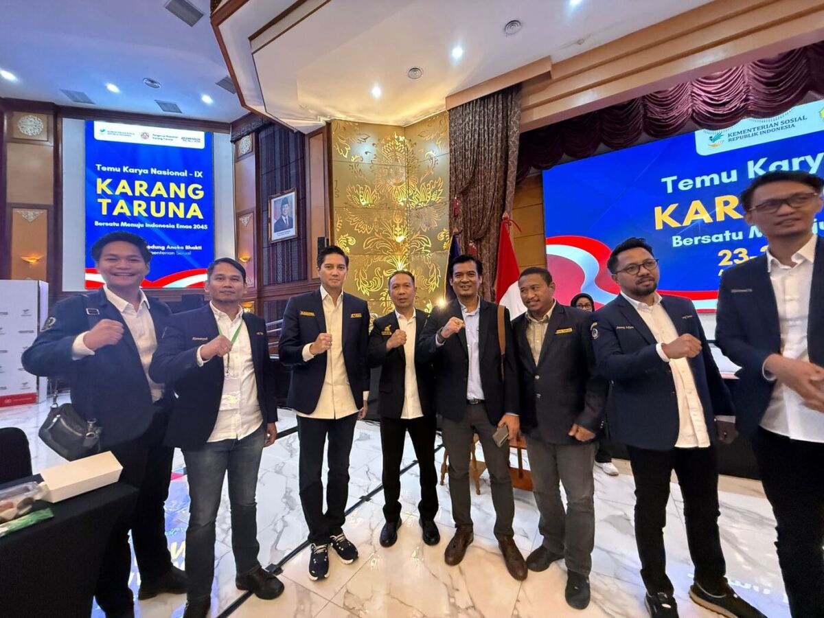 IST
BERSAMA--Ketua Karang Taruna Kabupaten Bulukumba Syahruni Haris (tengah) bersama Budisatrio Jiwandono ketika Temu Karya Nasional (TKN) Karang Taruna di Gedung Aneka Bhakti, Kemensos, Jakarta Pusat, Minggu (24/8).
