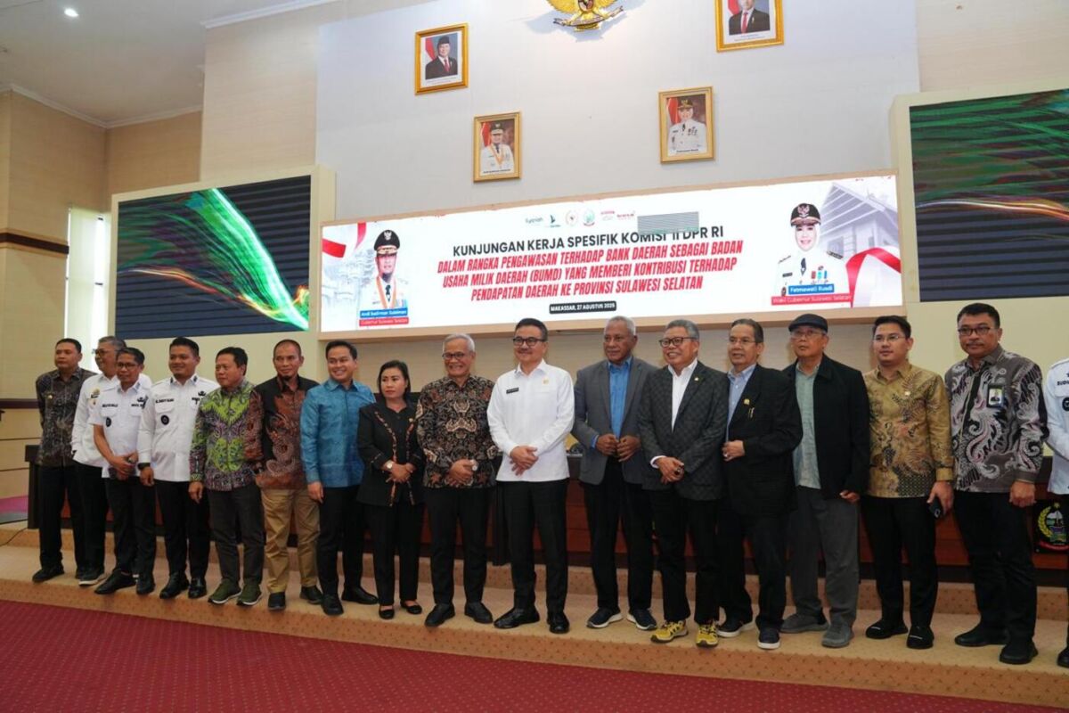 IST
KUNJUNGAN KERJA--Politisi Golkar Taufan Pawe bersama Anggota Komisi II DPR RI melakukan kunjungan kerja spesifik di kantor Gubernur Sulsel, Rabu (27/8).
