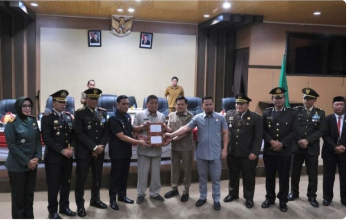IST
MENYERAHKAN--Wawali Parepare Hermanto (baju safari hitam) menyerahkan Ranperda APBD 2025 kepada ketua DPRD kota Parepare Kaharuddin Kadir
