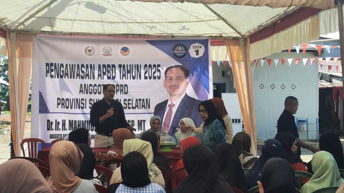 IST
MENDENGAR--Anggota DPRD Sulsel Dr H Mahmud La Kaiya mendengar langsung keluhan masyarakat, sekaligus memantau sejauh mana program bantuan provinsi berjalan di wilayah ini  di Nipa-nipa, Kelurahan Manggala, Kecamatan Manggala, Kamis (28/8).
