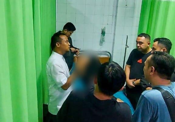 Gubernur Sulsel Andi Sudirman Sulaiman membesuk salah satu korban kebakaran gedung DPRD Makassar di RS Grestelina, Sabtu (30/8/2025).