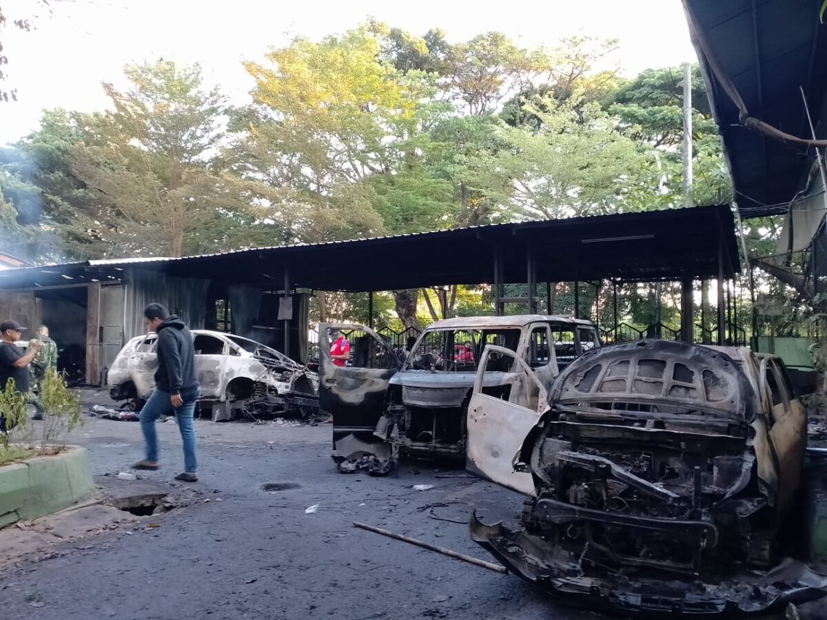 Ada Mobil Wakil Wali Kota, 67 Roda Empat dan 15 Motor Terbakar di DPRD Makassar
