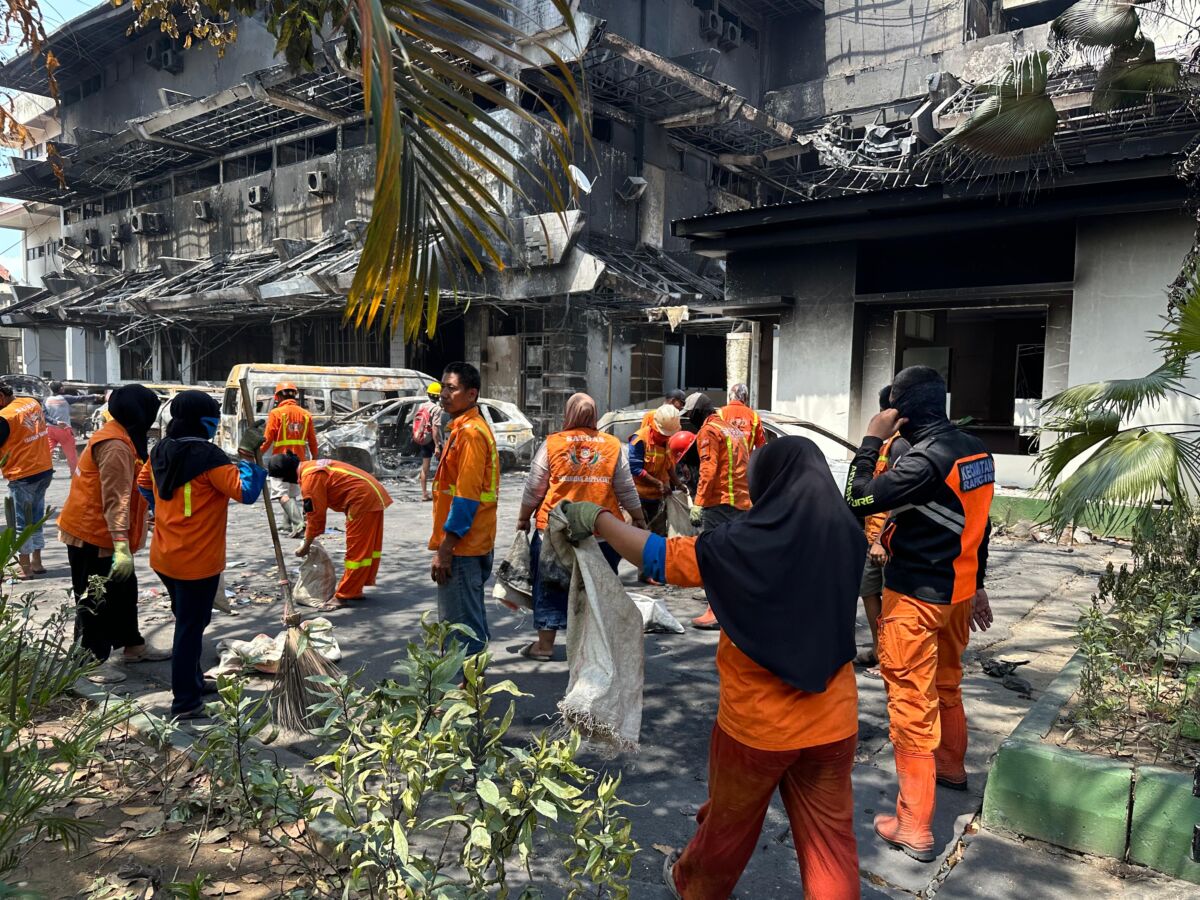 Personel Satgas Kebersihan melakukan pembersihan sampah di sekitar gedung DPRD Makassar, Sabtu (30/8/2025).