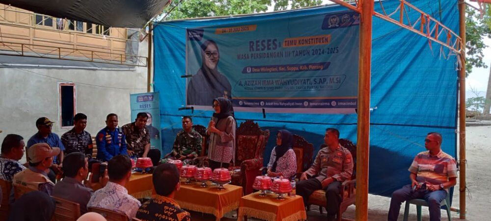 IST
SERAP ASPIRASI--Anggota DPRD Sulsel Andi Azizah Irma Wahyudiyati ketika menyerap aspirasi pad akegiatan reses di Desa Wiringtasi, Kecamatan Suppa, Kabupaten Pinrang, Kamis (31/7)
