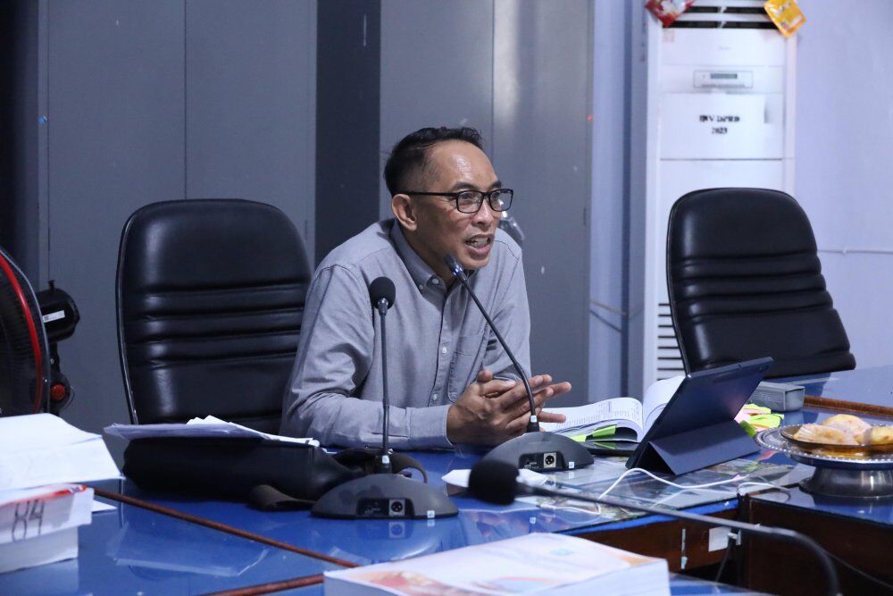 IST
MEMIMPIN--H Syamsir Paro memimpin rapat Pansus Pembahasan Ranperda RPJMD Kabupaten Bulukumba tahun 2025-2029 di Ruang Rapat Komisi 4 DPRD Kabupaten Bulukumba, Sabtu (2/8).
