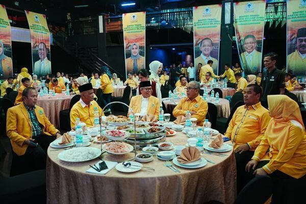 IST
BERSAMA--Ketua Golkar Sulsel Taufan Pawe duduk bersama senior Golkar Ilham Arief Sirajuddin, Andi Marzuki Wadeng dan Rahman Pina  pada acara Bimtek bagi seluruh anggota Fraksi Golkar se-Sulsel di Hotel Claro Makassar sejak Jumat (1/8) hingga Minggu (3/8).
