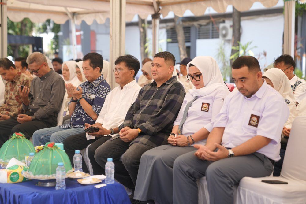 IST
BERSAMA--Ketua Golkar Makassar Munafri Arifuddin duduk bersama Bupati Barru Andi Ina Kartika Sari dalam kegiatan pelantikan kepengurusan IKA Smansa periode 2025-2029 di SMAN 1 Makassar, Jalan Gunung Bawakaraeng, Minggu (3/8).